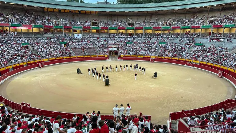 Ambiente previo en la Plaza de Toros al quinto encierro de San Fermín 2024 en Pamplona con toros de Domingo Hernández. IRANZU LARRASOAÑA