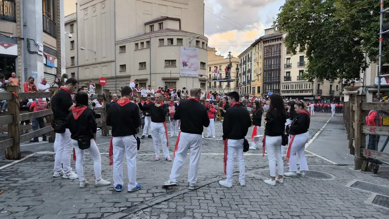 Ambiente previo al quinto encierro de San Fermín 2024 en Pamplona con toros de Domingo Hernández. LUCÍA VALERO