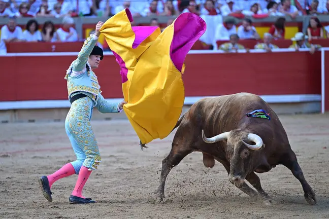 El diestro Daniel Luque recnbe con el capote a su segundo toro de la tarde dentro de la Feria del Toro de los Sanfermines 2024. EFE Daniel Fernández