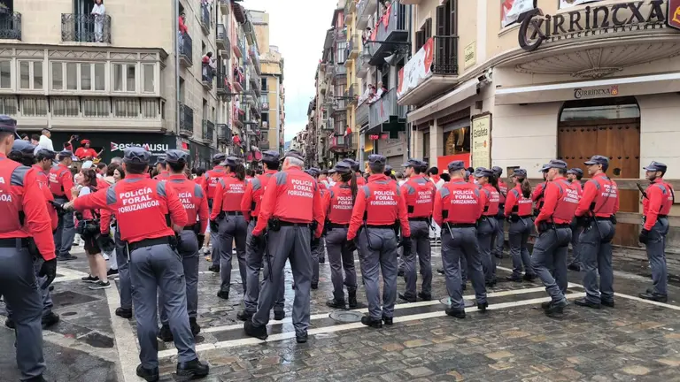 Ambiente previo al sexto encierro de San Fermín 2024 en Pamplona con toros de Jandilla. LUCÍA VALERO