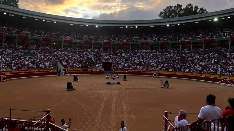 Ambiente previo al sexto encierro de San Fermín 2024 en Pamplona con toros de Jandilla. MAITE H. MATEO.
