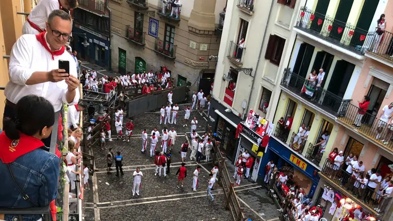 Ambiente previo al sexto encierro de San Fermín 2024 en Pamplona con toros de Jandilla. ÍÑIGO ALZUGARAY