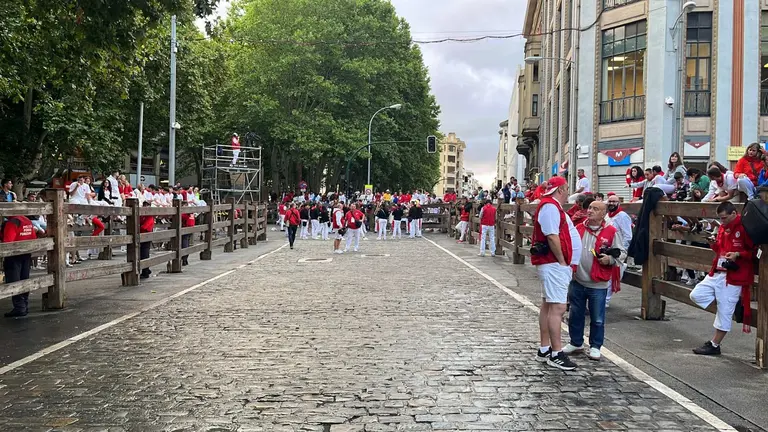 Ambiente previo al sexto encierro de San Fermín 2024 en Pamplona con toros de Jandilla. PABLO LASAOSA