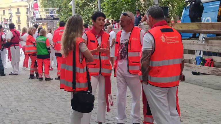 La minisrta Elma Saiz previos al sexto encierro de San Fermín 2024 en Pamplona con toros de Jandilla. SERGIO DURÁN