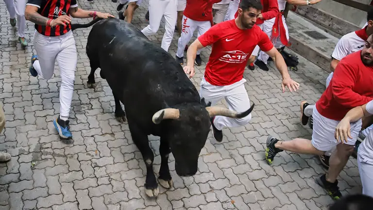 SEXTO ENCIERRO DE SAN FERMÍN 2024 CON TOROS DE LA GANADERÍA DE JANDILLA EN LA BAJADA AL CALLEJÓN. HÉCTOR NAVARRO