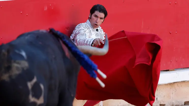 El diestro Cayetano Rivera durante la lidia a su primer toro de la tarde dentro de la Feria del Toro de los Sanfermines 2024 donde ha compartido cartel con Pablo Aguado (sustituto de Morante de la Puebla) y Roca Rey. EFE/ Villar López