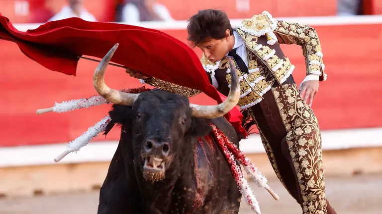 El diestro Roca Rey durante la lidia a su primer toro de la tarde dentro de la Feria del Toro de los Sanfermines 2024 donde ha compartido cartel con Pablo Aguado (sustituto de Morante de la Puebla) y Cayetano Rivera. EFE/ Villar López