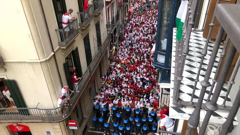 Ambiente previo al séptimo encierro de San Fermín 2024 en Pamplona con toros de José Escolar. ÍÑIGO ALZUGARAY