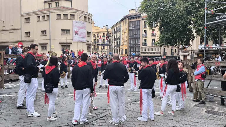 Ambiente previo al séptimo encierro de San Fermín 2024 en Pamplona con toros de José Escolar. LUCÍA VALERO