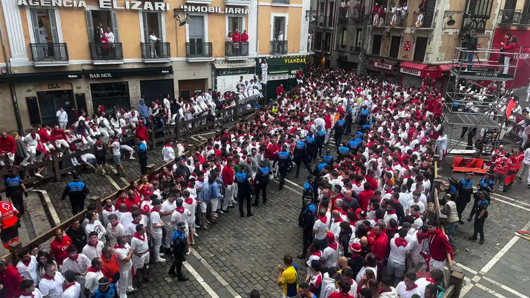 Ambiente previo al séptimo encierro de San Fermín 2024 en Pamplona con toros de José Escolar. MAITE H. MATEO