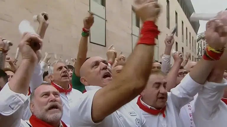 Cánticos al Santo en los momentos previos al séptimo encierro de San Fermín 2024 en Pamplona con toros de José Escolar. RTVE