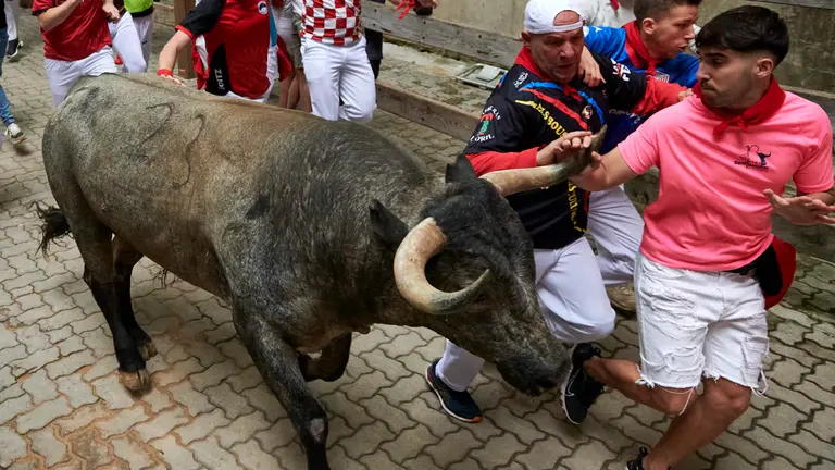 Séptimo encierro de San Fermín 2024 con toros de José Escolar en la bajada al callejón. IRANZU LARRASOAÑA