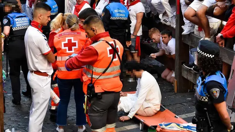 Miembros de Cruz Roja atendiendo a corredores después de un encierro de San Fermín. CEDIDA
