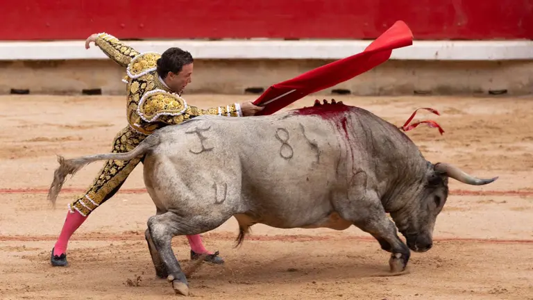 Rafaelillo con su primer toro en la penúltima corrida de la Feria del Toro de Pamplona en San Fermín 2024 con toros de José Escolar. MAITE H. MATEO