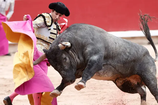 El diestro Gómez del Pilar durante recibe con el capote a su primer toro de la tarde dentro de la Feria del Toro de los Sanfermines 2024 donde ha compartido cartel con Rafaelillo y Juan de Castilla. EFEJesús Diges