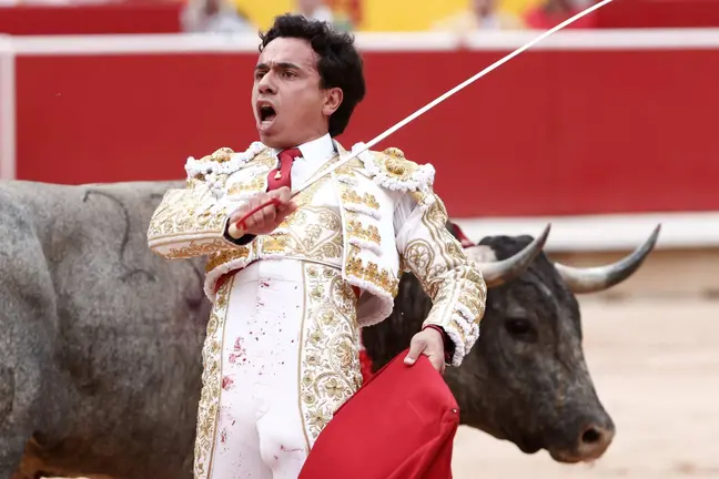 El diestro Juan de Castilla, durante la lidia a su primer toro de la tarde dentro de la Feria del Toro de los Sanfermines 2024 donde ha compartido cartel con Rafaelillo y Gómez del Pilar. EFEJesús Diges (1)