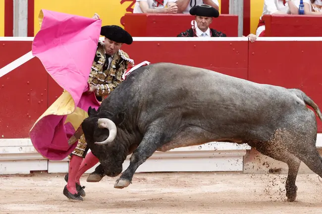 El diestro Rafaelillo recibe con el capote a su segundo toro de la tarde dentro de la Feria del Toro de los Sanfermines 2024 donde ha compartido cartel con Gómez del Pilar y Juan de Castilla. EFEJesús Diges (1)