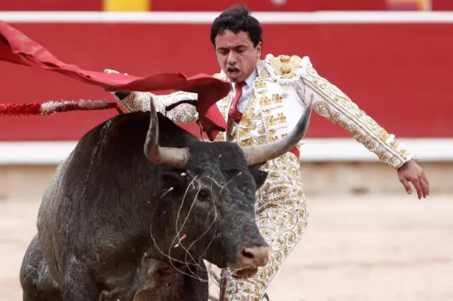 El diestro Juan de Castilla durante la lidia al sexto y último toro de la tarde dentro de la Feria del Toro de los Sanfermines 2024 donde ha compartido cartel con Rafaelillo y Gómez del Pilar. EFEJesús Diges (1)