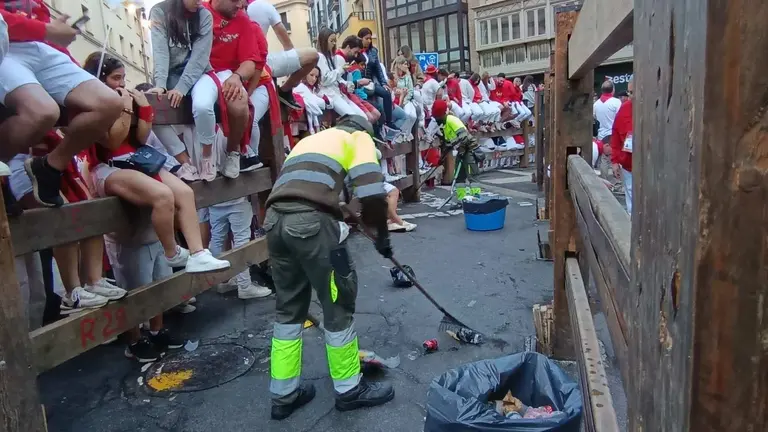 Ambiente previo al último encierro de San Fermín 2024 en Pamplona con toros de Miura. JOSÉ IGNACIO DE QUESADA
