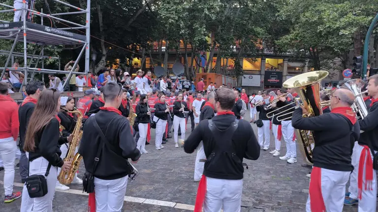 Ambiente previo al último encierro de San Fermín 2024 en Pamplona con toros de Miura. LUCÍA VALERO