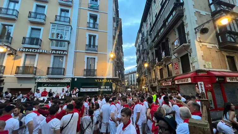 Ambiente previo al último encierro de San Fermín 2024 en Pamplona con toros de Miura. PABLO LASAOSA