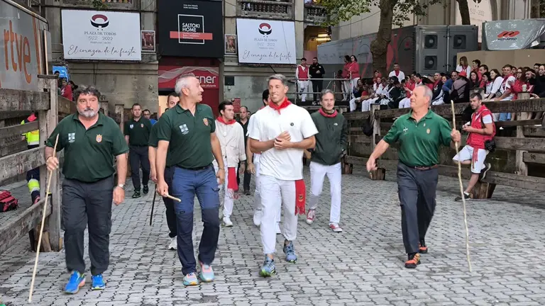 Manuel Escribano con los pastores antes del último encierro de San Fermín 2024 en Pamplona con toros de Miura. PABLO LASAOSA