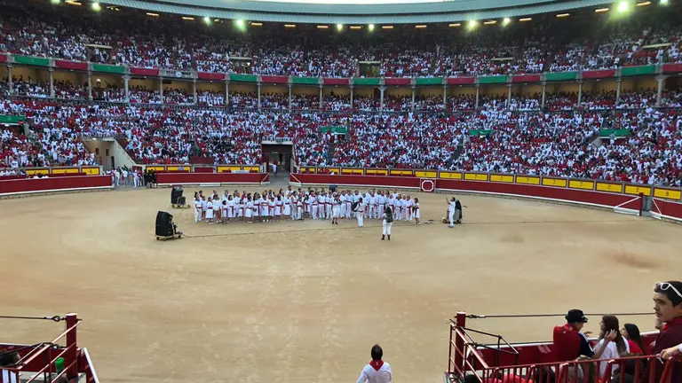 Ambiente previo al último encierro de San Fermín 2024 en Pamplona con toros de Miura. ÍÑIGO ALZUGARAY