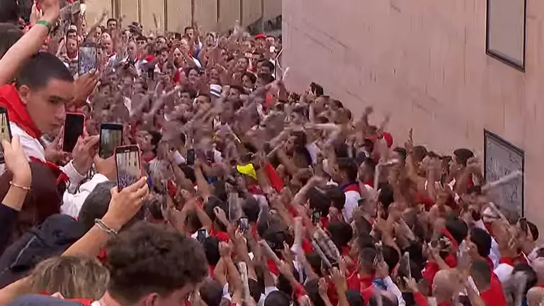 Cántico a San Fermín previo al último encierro de San Fermín 2024 con toros de Miura. RTVE