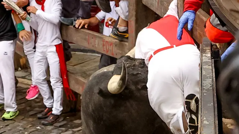 Octavo encierro de San Fermín el día 14 de julio de 2024 con toros de Miura en Pamplona en el tramo de la curva de Mercaderes. EFE - J.P. URDIROZ