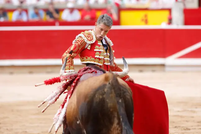 El diestro Manuel Escribano da un pase a su primer toro de la ganadería Miura durante la última corrida de la Feria del Toro de Pamplona, en la que ha compartido cartel con Antonio Ferrera y Jesús Enrique Colombo. EFE Villar López