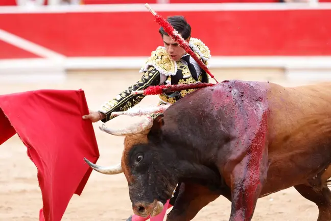 El diestro Jesús Enrique Colombo da un pase a su primer toro de la ganadería Miura durante la última corrida de la Feria del Toro de Pamplona, en la que ha compartido cartel con Antonio Ferrera y Manuel Escribano. EFE Villar López