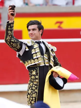 El diestro Jesús Enrique Colombo ha cortado una oreja a su primer toro de la ganadería Miura durante la última corrida de la Feria del Toro de Pamplona, en la que ha compartido cartel con Antonio Ferrera y Manuel Escribano. EFE Villar López