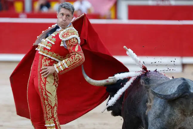 El diestro Manuel Escribano da un pase a su segundo toro de la ganadería Miura durante la última corrida de la Feria del Toro de Pamplona, en la que ha compartido cartel con Antonio Ferrera y Jesús Enrique Colombo. EFE/ Villar López