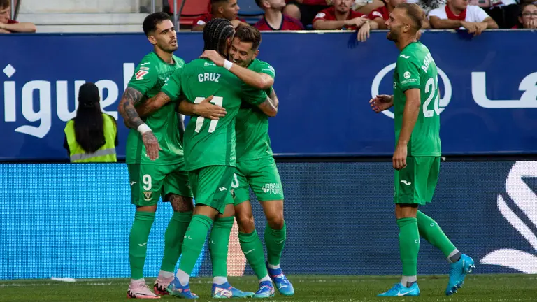 Los jugadores del CD Leganés celebran el gol de Juan Cruz (0-1) durante el partido de La Liga EA Sports entre CA Osasuna y CD Leganés disputado en el estadio de El Sadar en Pamplona. IÑIGO ALZUGARAY