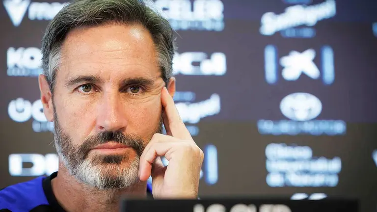El entrenador de Osasuna, Vicente Moreno, en rueda de prensa en El Sadar. EFE, Villar López.