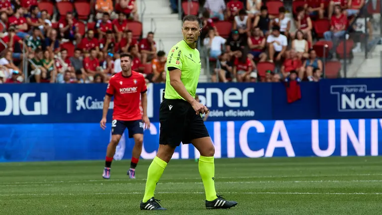 Adrián Cordero Vega durante el partido entre Osasuna y RCD Mallorca disputado en el estadio de El Sadar. IÑIGO ALZUGARAY