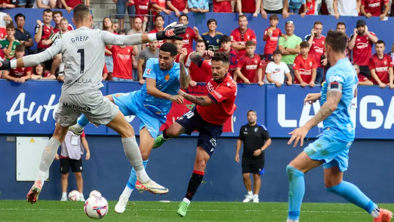 El gol de Rubén García (1-0) durante el partido de La Liga EA Sports entre CA Osasuna y RCD Mallorca disputado en el estadio de El Sadar. IÑIGO ALZUGARAY