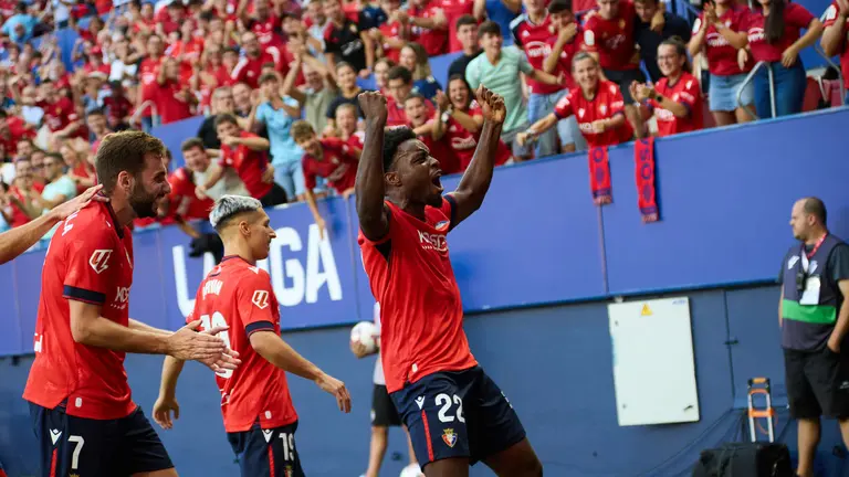 Los jugadores de Osasuna celebran el gol de Enzo Boyomo (1-0) durante el partido de La Liga EA Sports entre CA Osasuna y RC Celta disputado en el estadio de El Sadar en Pamplona. IÑIGO ALZUGARAY