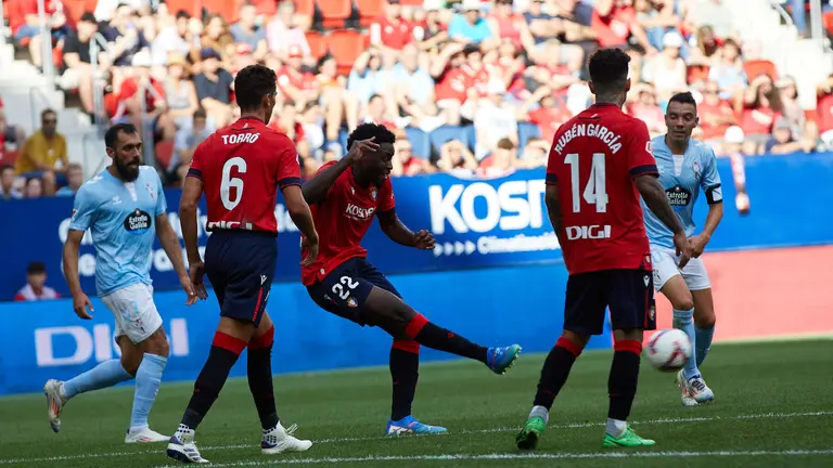 Borja Iglesias, Lucas Torró, Enzo Boyomo, Rubén García y Iago Aspas durante el partido de La Liga EA Sports entre CA Osasuna y RC Celta disputado en el estadio de El Sadar en Pamplona. IÑIGO ALZUGARAY