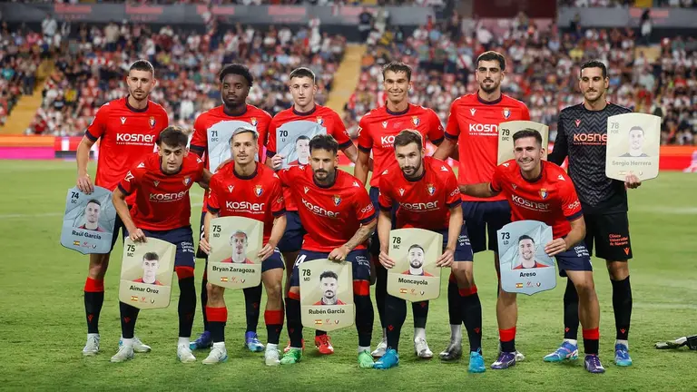 Los jugadores de Osasuna antes de comenzar el partido de la quinta jornada de LaLiga que Rayo Vallecano y Osasuna disputan este lunes en el estadio de Vallecas. EFE/Juanjo Martín
