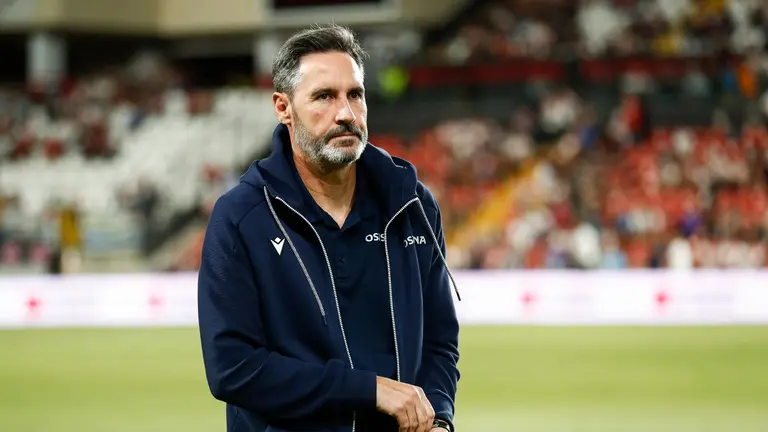 El entrenador de Osasuna Vicente Moreno en el estadio de Vallecas. EUROPAPRESS
