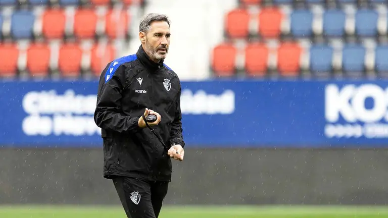 El entrenador valenciano Vicente Moreno en el estadio de El Sadar. CA Osasuna.