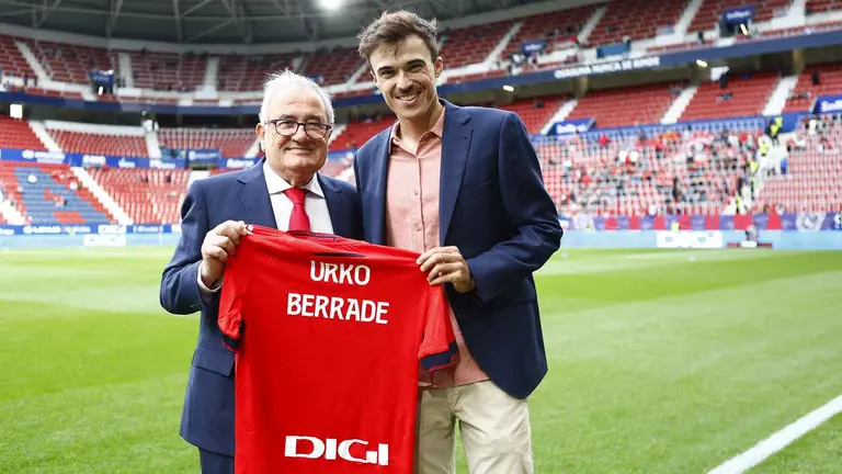 Luis Sabalza y Urko Berrade muestran la camiseta con el nombre del ciclista pamplonés. CA Osasuna.