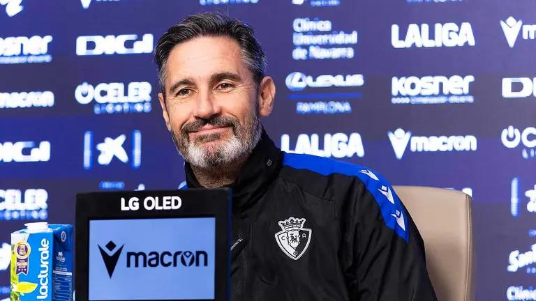 Vicente Moreno sonríe en una rueda de prensa en El Sadar. CA Osasuna.