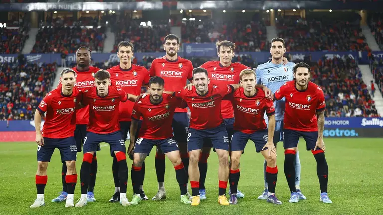 El equipo titular rojillo ante el FC Barcelona en El Sadar. CA Osasuna.