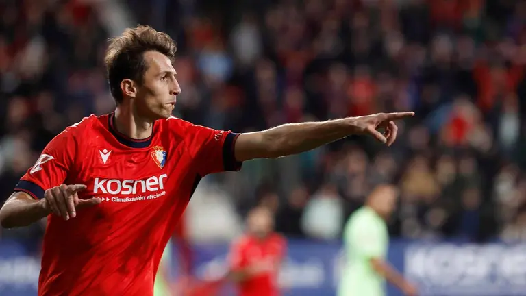 El delantero de Osasuna Ante Budimir celebra tras marcar ante el Barcelona, durante el partido de LaLiga en Primera División que CA Osasuna y FC Barcelona disputan este sábado en el estadio de El Sadar, en Pamplona. EFE/Villar López