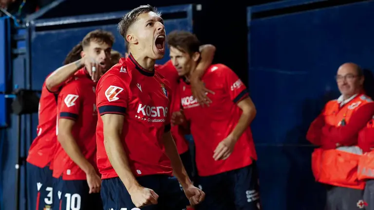 El delantero de Osasuna Bryan Zaragoza celebra el gol ante el Barcelona, durante el partido de LaLiga en Primera División que CA Osasuna y FC Barcelona disputan este sábado en el estadio de El Sadar, en Pamplona. EFE/Iñaki Porto