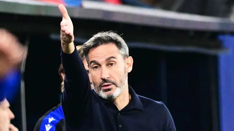 El entrenador de Osasuna, Vicente Moreno, durante el partido entre CA Osasuna y FC Barcelona en el estadio de El Sadar. EFE/Iñaki Porto