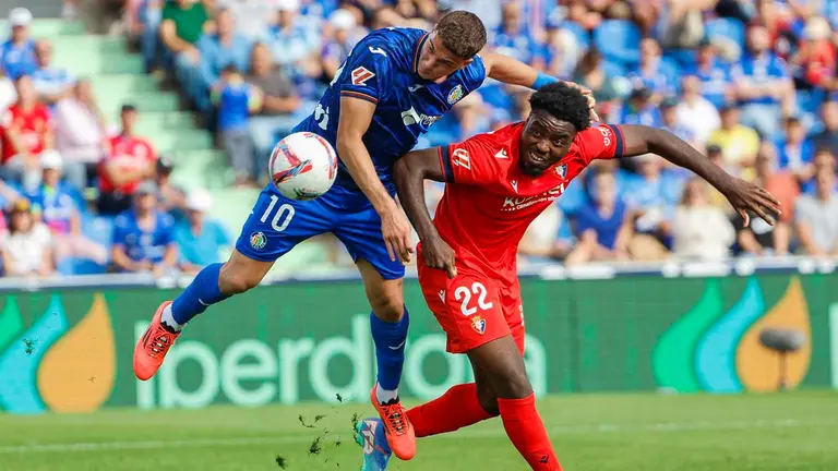 El delantero turco del Getafe Bertug Ozgur Yildirim (i) marca gol ante el defensa Flavien-Enzo Boyomo (d) durante el partido correspondiente a la novena jornada de LaLiga EA Sports disputado esta tarde en el Estadio Coliseum de Getafe. EFE/Sergio Pérez