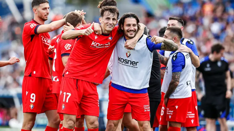 Budimir celebra su gol con Juan Cruz en el partido de Osasuna en el Coliseum contra el Getafe. EUROPA PRESS